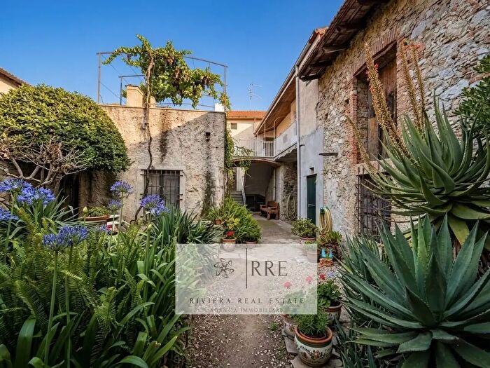 Casa con 12 locali in vendita in Mainero, Toirano