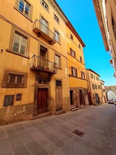 Casa quadrilocale in vendita in Via Roma, Cortona
