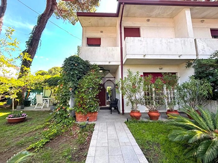 Appartamento trilocale in vendita in Via Correggio, Comacchio