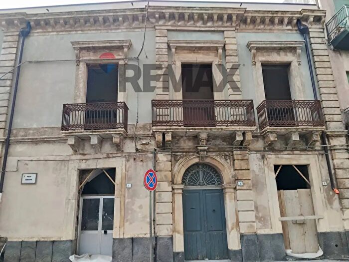 Casa con 11 locali in vendita in Piazza Municipio, Linguaglossa