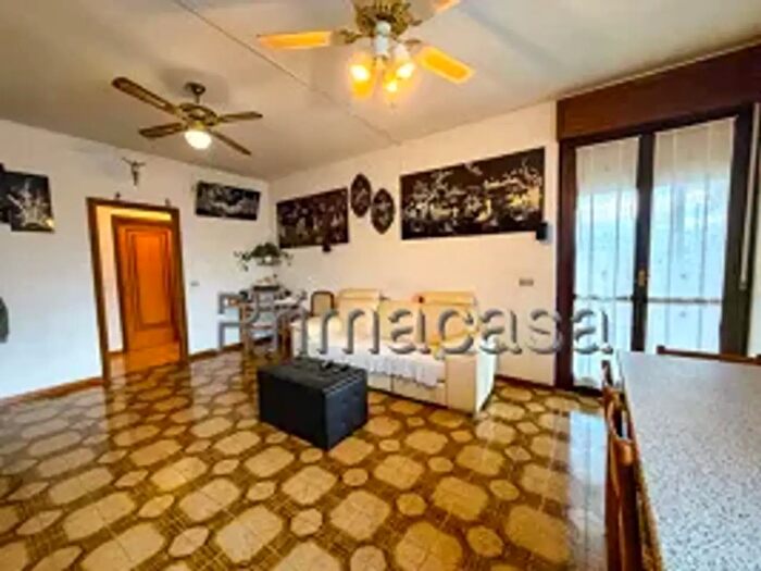 Appartamento con 5 locali in vendita in Via Montello, Asola