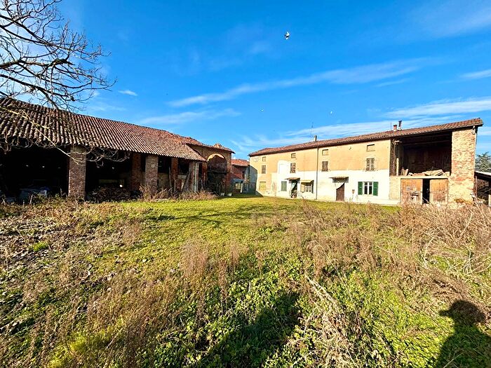 Casa con 12 locali in vendita in Corte dei Rossi, Alessandria