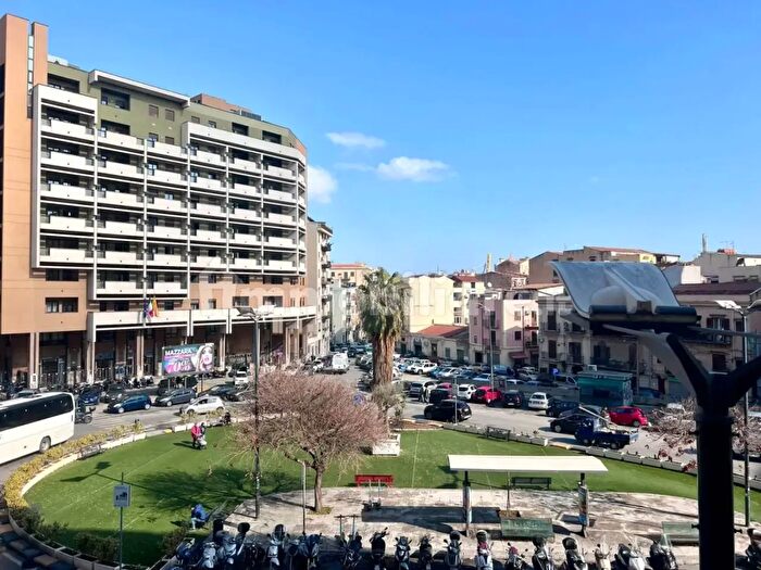 Appartamento con 5 locali in vendita in Piazza Don Luigi Sturzo, Palermo