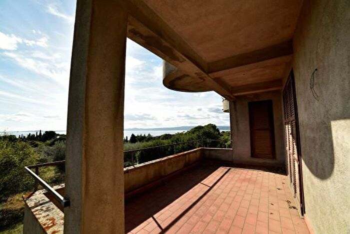 Casa con 6 locali in vendita in Via Madonna del Giglio, Bolsena