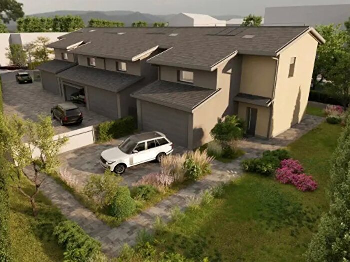 Casa quadrilocale in vendita in Via Piave, Carugo