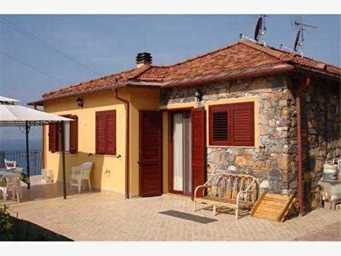 Casa con 11 locali in vendita in Strada Provinciale, Cipressa