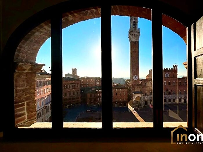 Appartamento bilocale in vendita in Banchi di Sotto, Siena