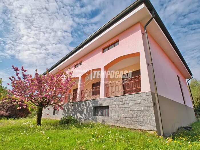 Casa con 6 locali in vendita in Lozzolo