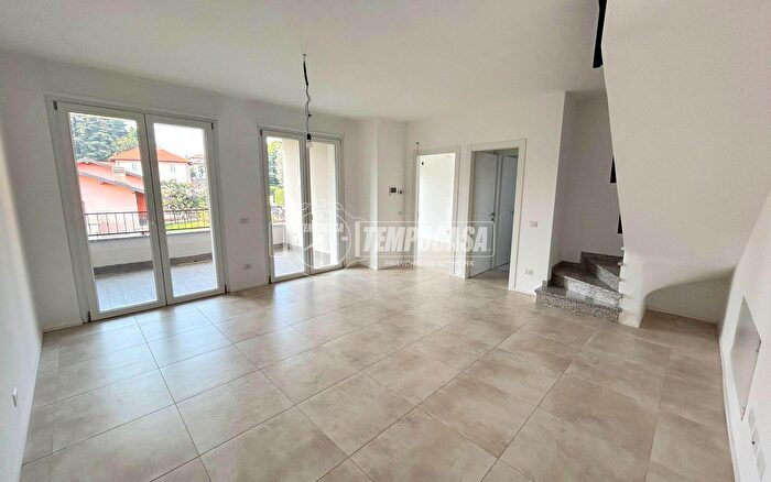 Appartamento trilocale in vendita in Via Tevere, Villa Guardia