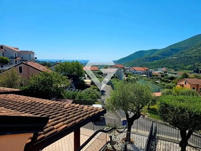 Casa con 6 locali in vendita in Via Maccagne, Toirano
