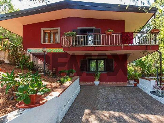 Casa con 10 locali in vendita in Via San Nicola, Nicolosi