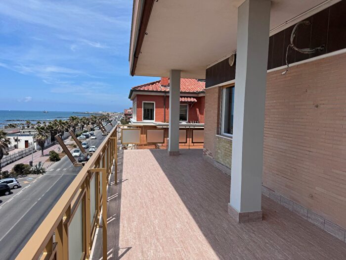 Appartamento trilocale in vendita in Lungomare Paolo Toscanelli, Roma