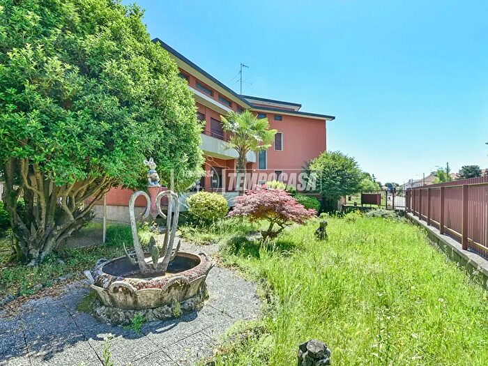Casa con 10 locali in vendita in Via Monte Baldo, Cantu'