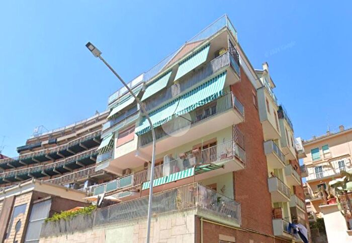 Appartamento trilocale in affitto in Via Francesco Maidalchini, Roma