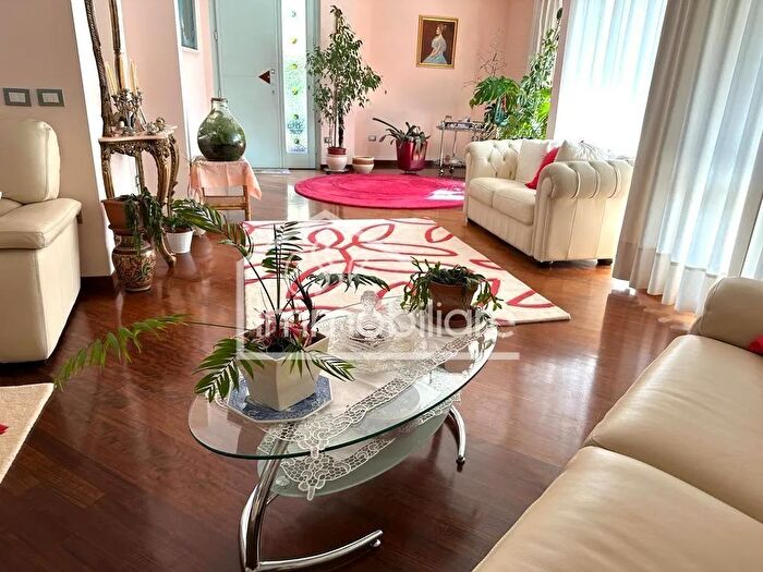 Casa con 10 locali in vendita in Cerreto Guidi