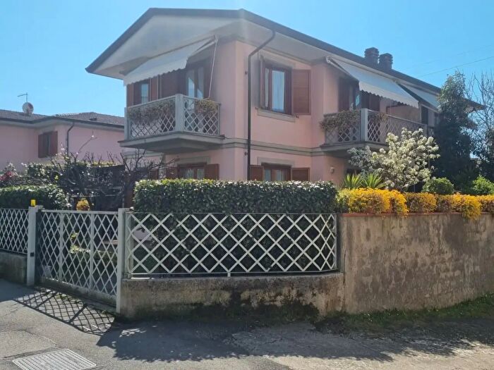 Casa con 8 locali in vendita in Massa