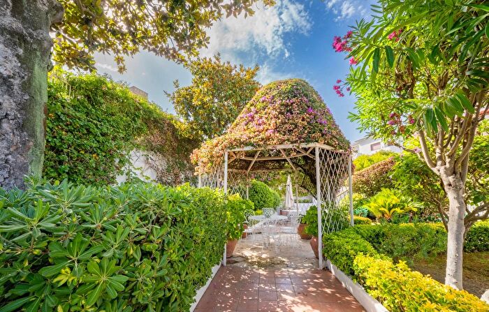 Appartamento con 7 locali in vendita in Via Marechiaro, Napoli