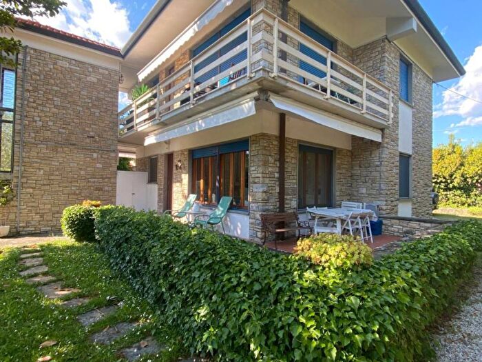 Appartamento con 5 locali in affitto in Vittoria Apuana, Forte dei Marmi