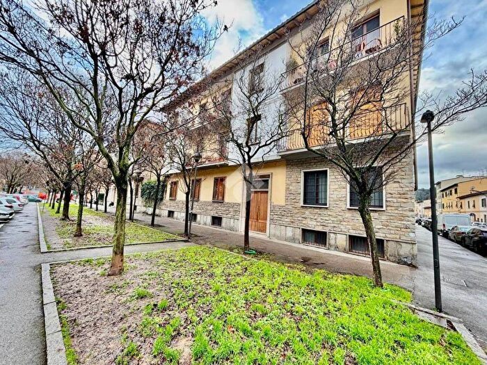 Appartamento con 6 locali in affitto in Lungarno Santa Rosa, Ponte alla Vittoria, Firenze