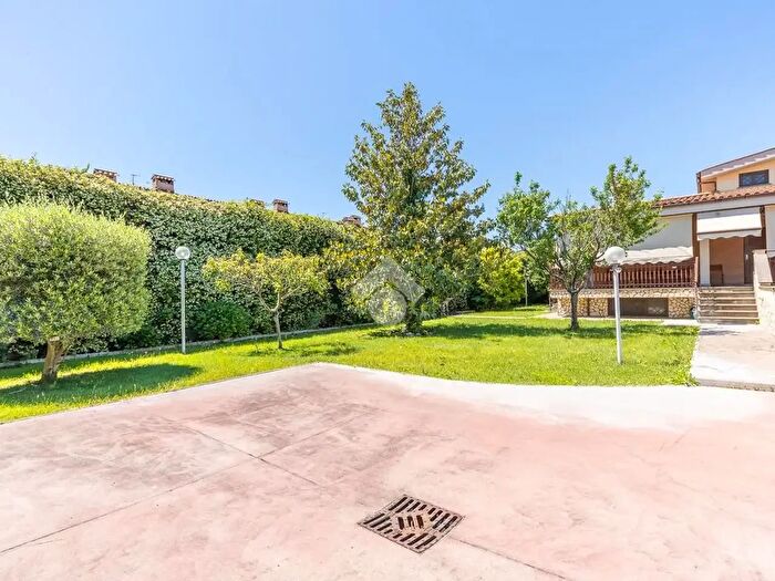 Casa con 8 locali in vendita in Via Massa di San Giuliano, Roma