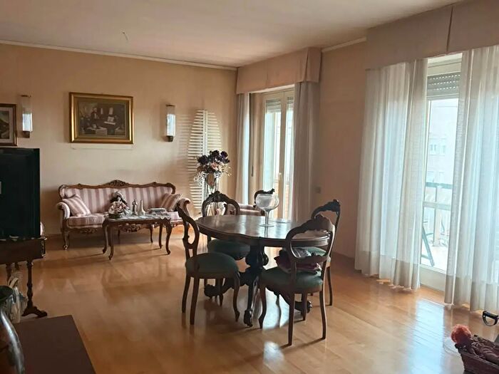 Appartamento con 8 locali in vendita in Carrara