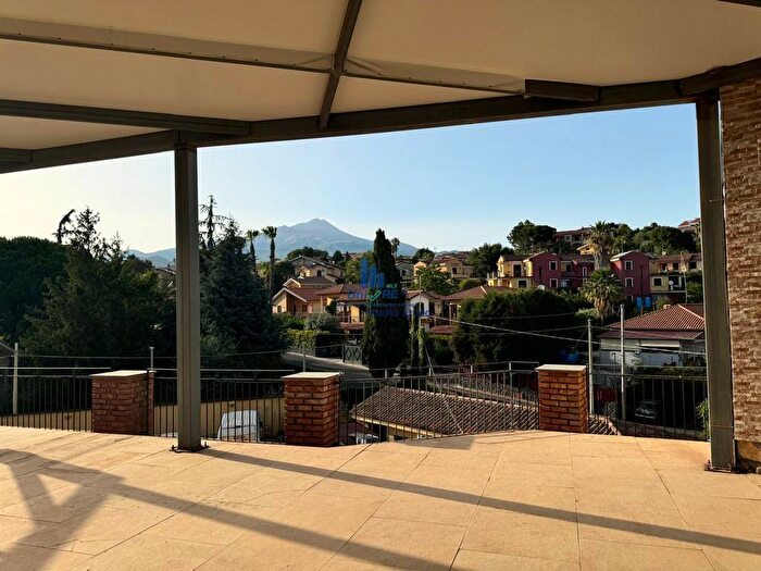 Appartamento trilocale in affitto in Corso Cristoforo Colombo, Trecastagni