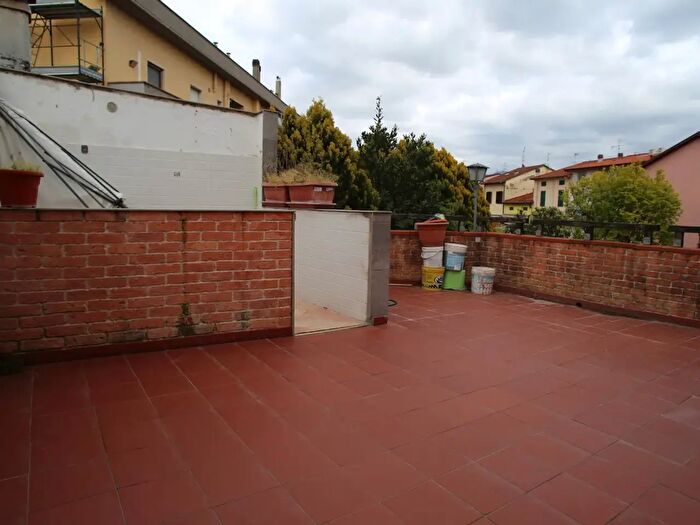 Appartamento trilocale in vendita in Via Croce Rossa, Prato