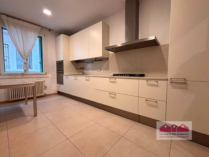 Appartamento trilocale in affitto in Contrà Santa Corona, Centro Storico, Vicenza