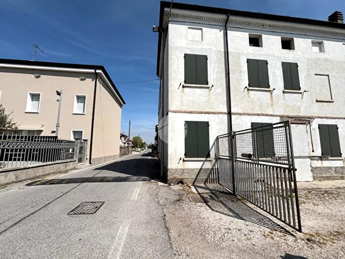Casa con 5 locali in vendita in Via Dante Alighieri, Bagnolo San Vito