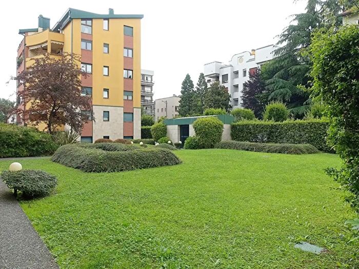 Appartamento trilocale in affitto in Via Spluga, Monza