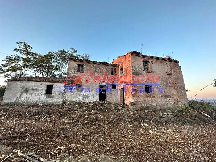 Casa con 6 locali in vendita in Fano