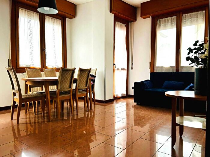 Appartamento trilocale in affitto in Via Raimondo Montecuccoli, Bande Nere, Milano