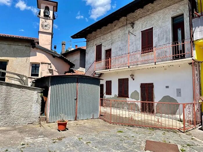 Casa trilocale in vendita in Piazza Italia, Crosio Della Valle