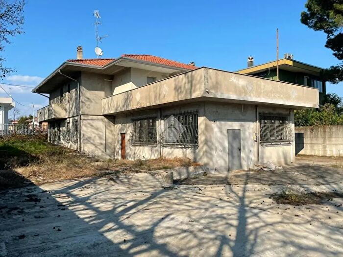 Casa con 5 locali in vendita in Via Novaj, Cardano Al Campo