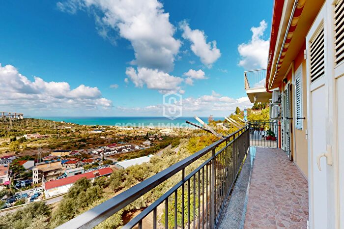 Appartamento quadrilocale in vendita in Via Letto Santo, Santo Stefano Di Camastra