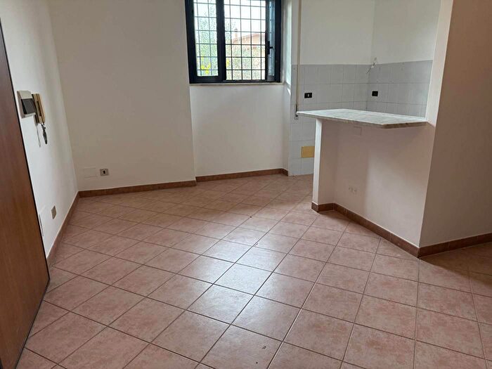 Appartamento trilocale in vendita in Via Ortucchio, Roma