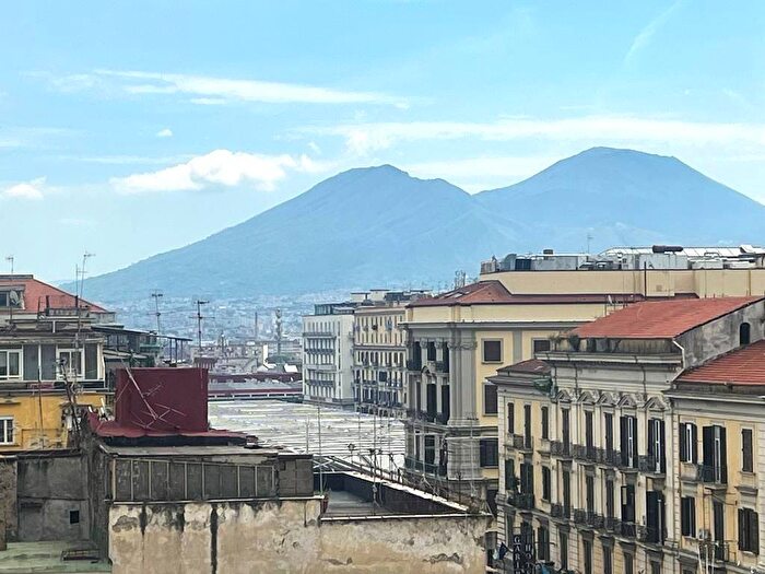 Appartamento quadrilocale in affitto in Via Maddalena Postica, Tribunali, Napoli