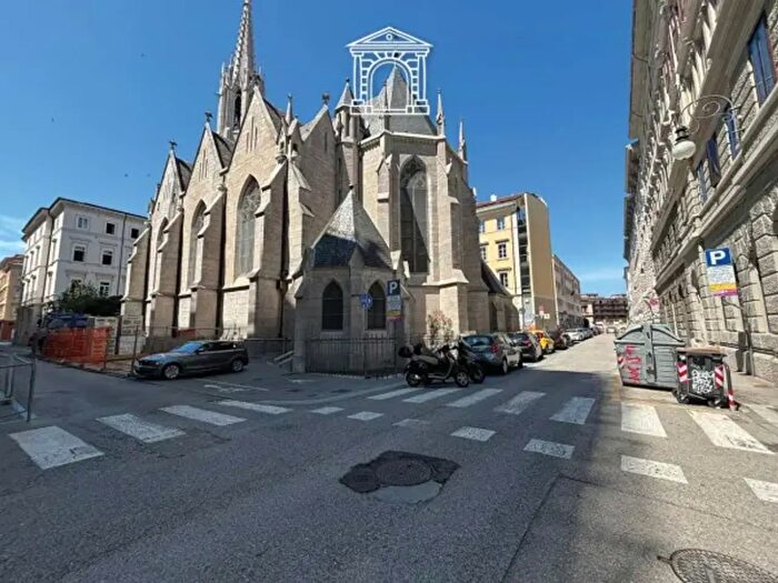 Appartamento trilocale in vendita in Via Trento, Trieste