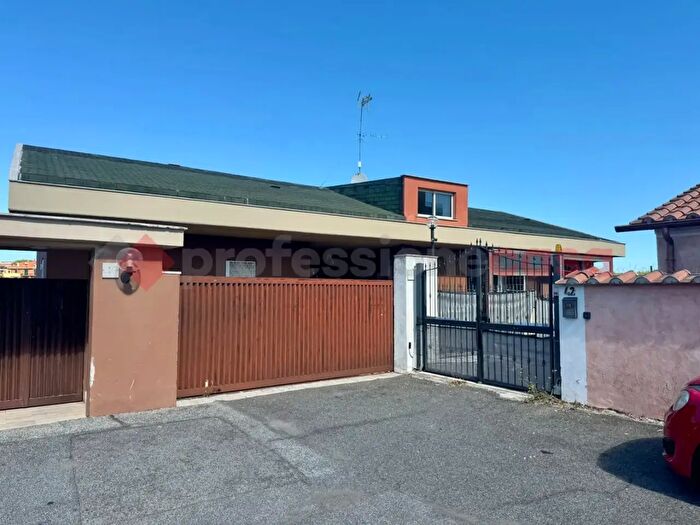 Appartamento trilocale in vendita in Via Canelli, Roma