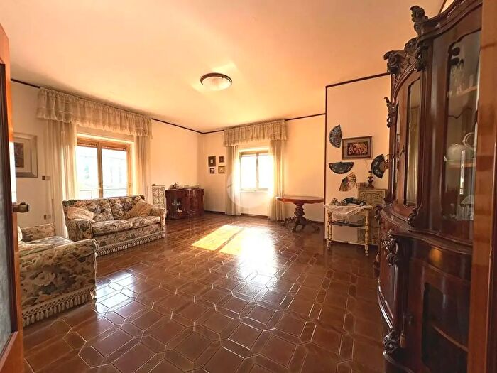 Appartamento con 5 locali in vendita in Via Pigna, Napoli