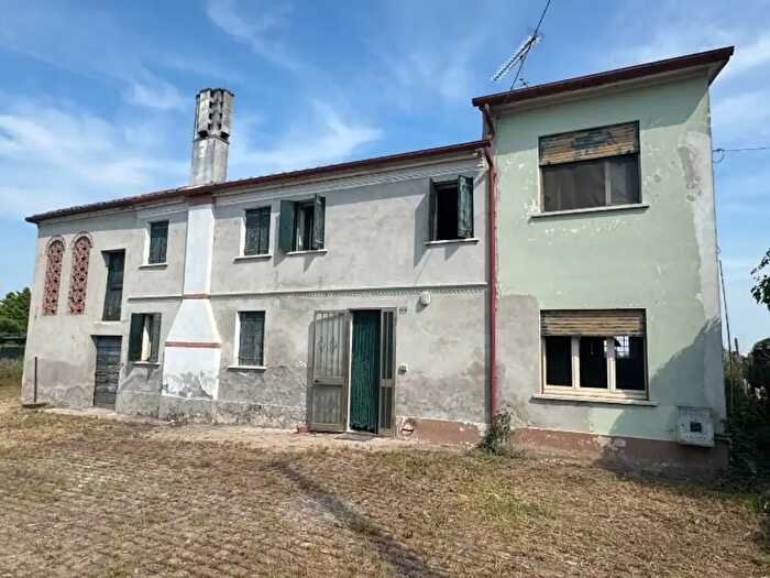 Casa quadrilocale in vendita in Via Madonnina, Giacciano Con Baruchella