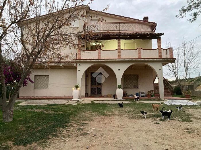 Casa con 7 locali in vendita in Via Votapozzo, Cutro