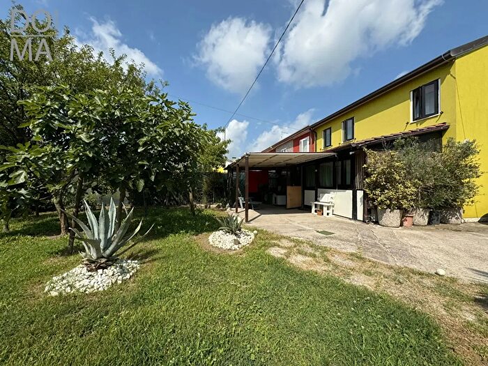 Casa con 6 locali in vendita in Loreo