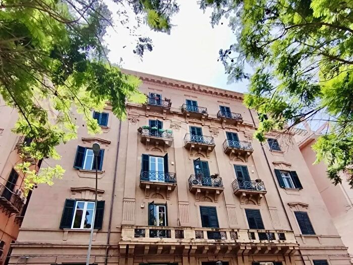 Appartamento con 5 locali in affitto in Via Giovanni Pacini, Palermo