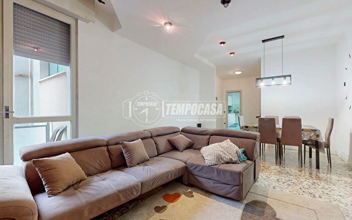 Appartamento trilocale in vendita in Viale Divisione Acqui, Mantova