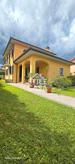 Casa con 6 locali in vendita in Montecarlo