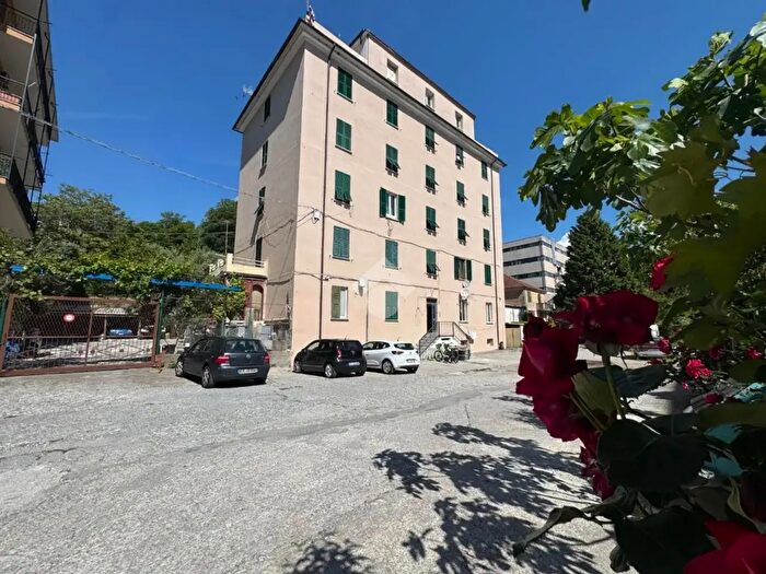 Appartamento con 5 locali in vendita in Via Inferiore Rocca dei Corvi, Genova