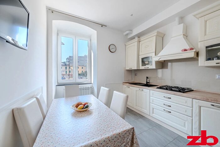 Appartamento con 6 locali in vendita in Via al Torrente Sturla, Genova