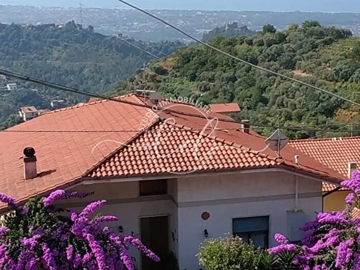 Casa con 6 locali in vendita in Montignoso