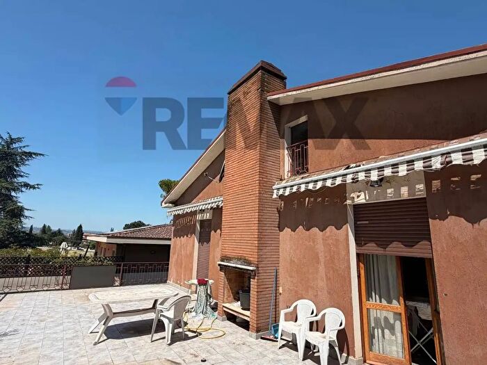 Casa con 8 locali in vendita in Via Cagliari, Foligno